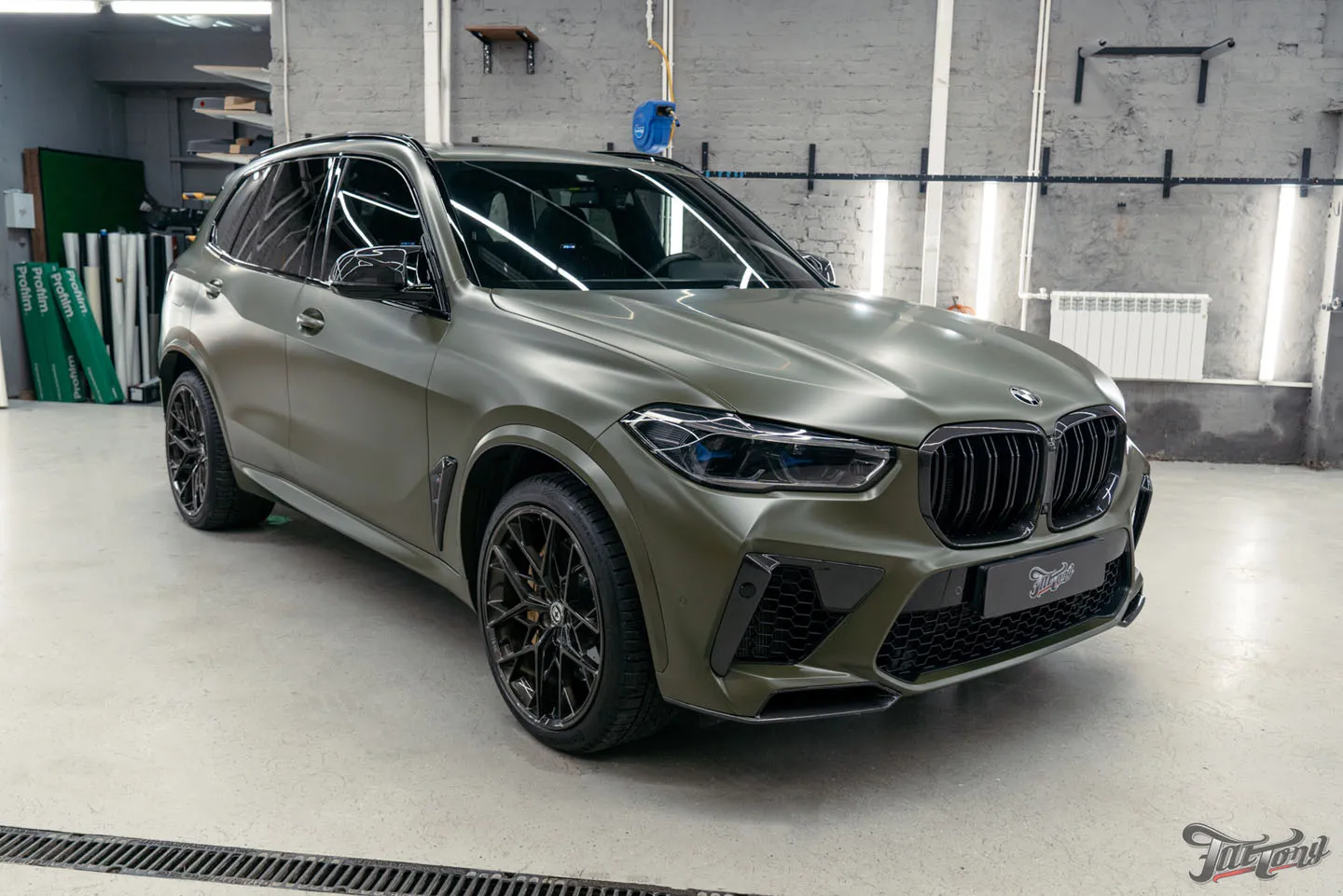 Новый наряд для BMW X5 M, часть 2: доработка подсветки в подголовниках, замена эмблем, детейлинг. Выдача